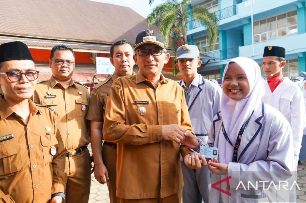 Wali kota : Program KTP-el gratis mudahkan lulusan SMK cari&nbsp;kerja