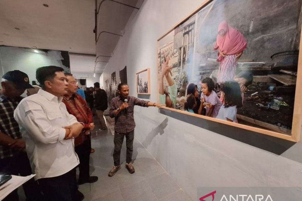 Hadiri Pameran Fotografi dan Seni Rupa di Taman Budaya, Ekos Albar Menangkan Lelang&nbsp;Foto