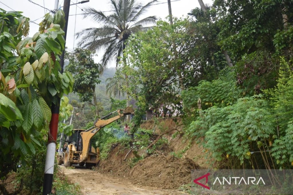 Pemkot Sawahlunto sewa alat berat untuk percepat buka akses&nbsp;jalan
