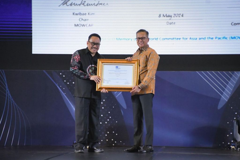 ANRI Serahkan Sertifikat MOWCAP Arsip Indarung I ke PT Semen&nbsp;Padang