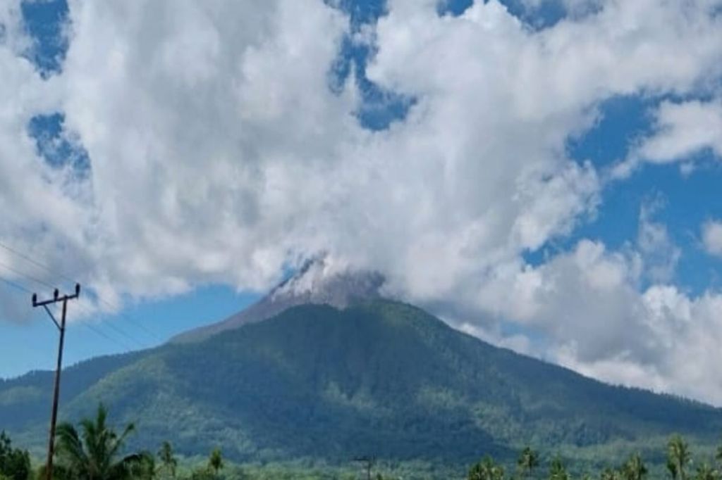 Gunung Lewotobi Laki-Laki erupsi dua kali pada Jumat dini&nbsp;hari