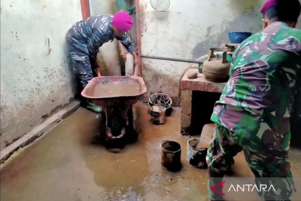 Prajurit bantu bersihkan fasilitas umum dan rumah korban banjir&nbsp;Sumbar