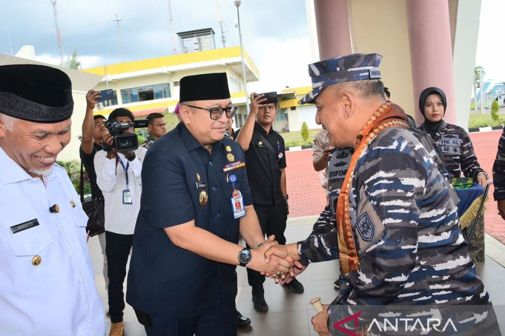 Bantu Korban Bencana Alam Sumbar, Pj Wako Andree Algamar Sambut Kedatangan Pangkoarmada&nbsp;I
