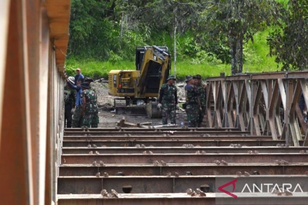 Terputus akibat banjir bandang, TNI bangun jembatan bailey di Nagari Sungai&nbsp;Jambu