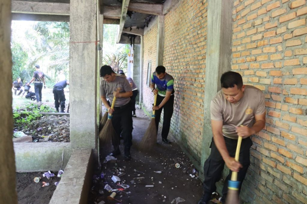Polres Pasaman Barat adakan bakti religi bersihkan&nbsp;masjid