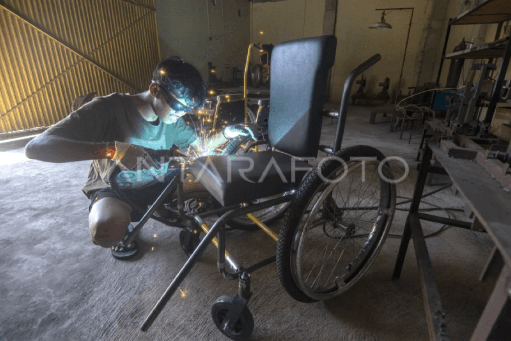 Produksi kursi roda adaptif standar WHO di&nbsp;Sukoharjo