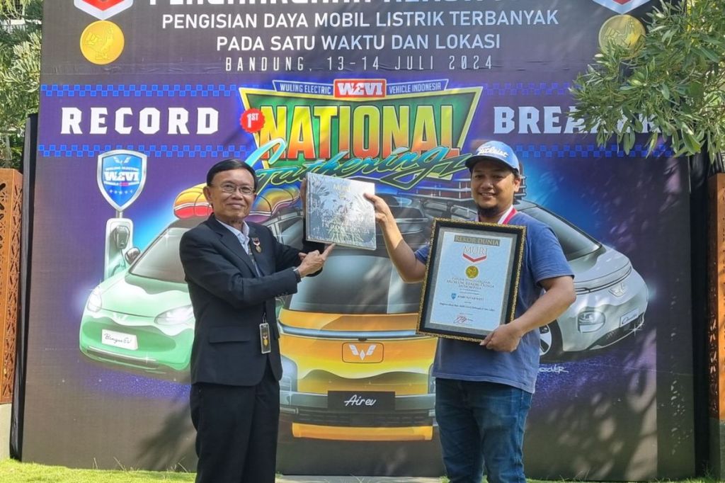 Catatkan Rekor MURI! “Charging” mobil listrik terbanyak di satu lokasi, lolaborasi PLN-Komunitas WEVI di&nbsp;Bandung