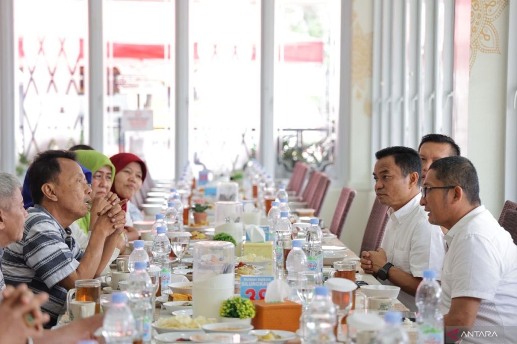 Hendri Septa-Hidayat Tampung Aspirasi Pedagang Pasar&nbsp;Raya