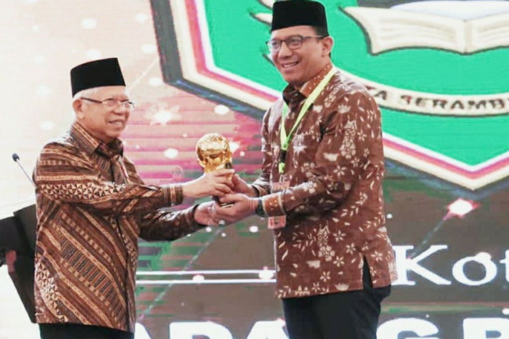 Advetorial-Pj. Wako Padang Panjang terima penghargaan UHC Award 2024 kategori Utama dari Wapres Ma’ruf&nbsp;Amin.