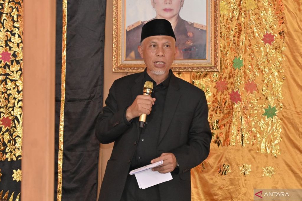 Gubernur Mahyeldi Saksikan Batagak Panghulu Datuak Rajo Endah Nan Randah Naik Sarumpun di Suku Tanjuang Nagari Koto&nbsp;Kaciak