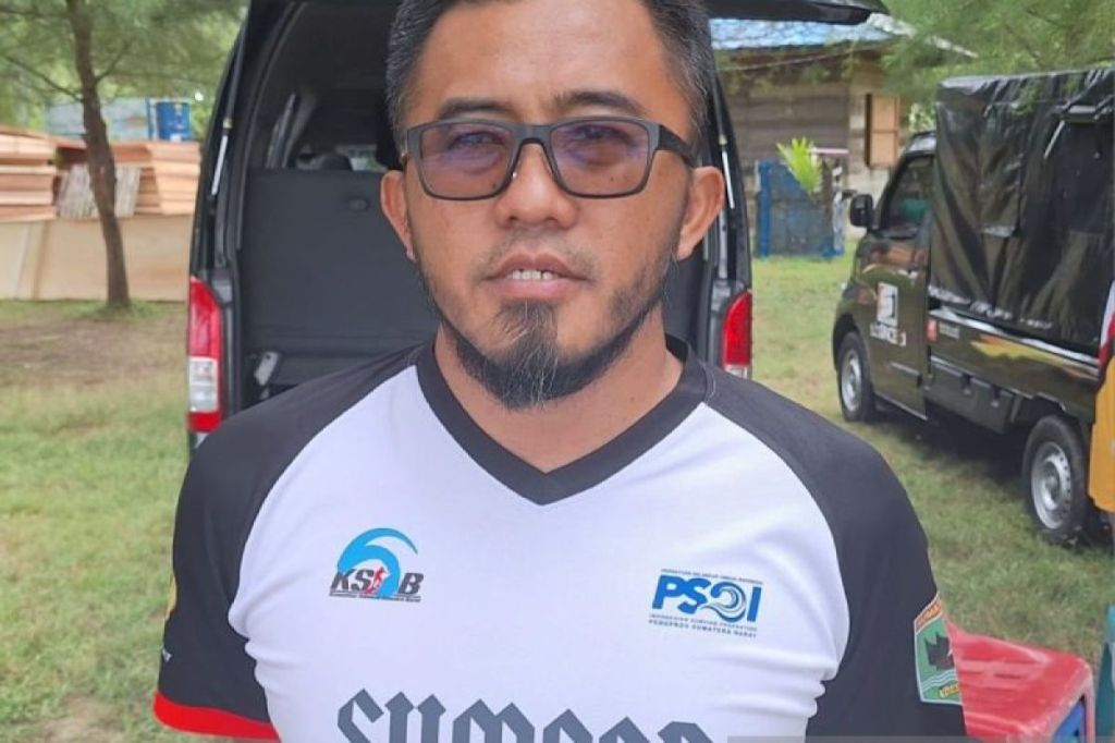 Selancar ombak – Tim Sumbar uji coba ombak di Pantai&nbsp;Riting