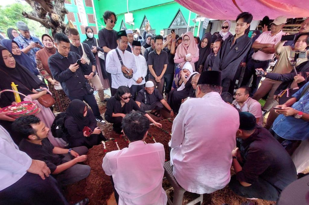 Puput Novel dimakamkan di TPU Sanjaya Jakarta&nbsp;Selatan