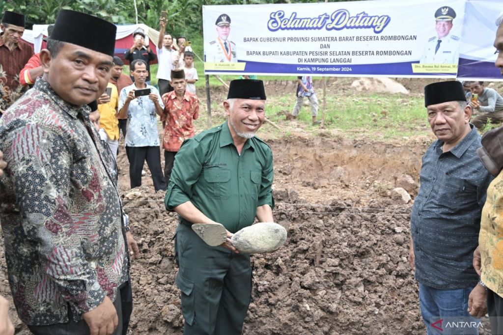 Gubernur Mahyeldi Letakkan Batu Pertama Pembangunan Kembali Masjid Darul Ihsan Langgai yang Rusak karena&nbsp;Bencana